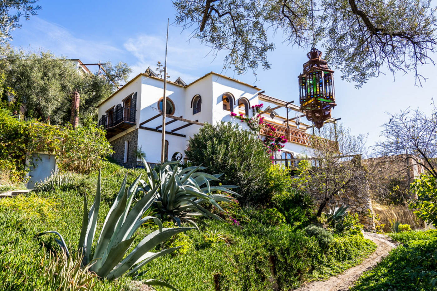 Sendero desde zona de parking a la casa